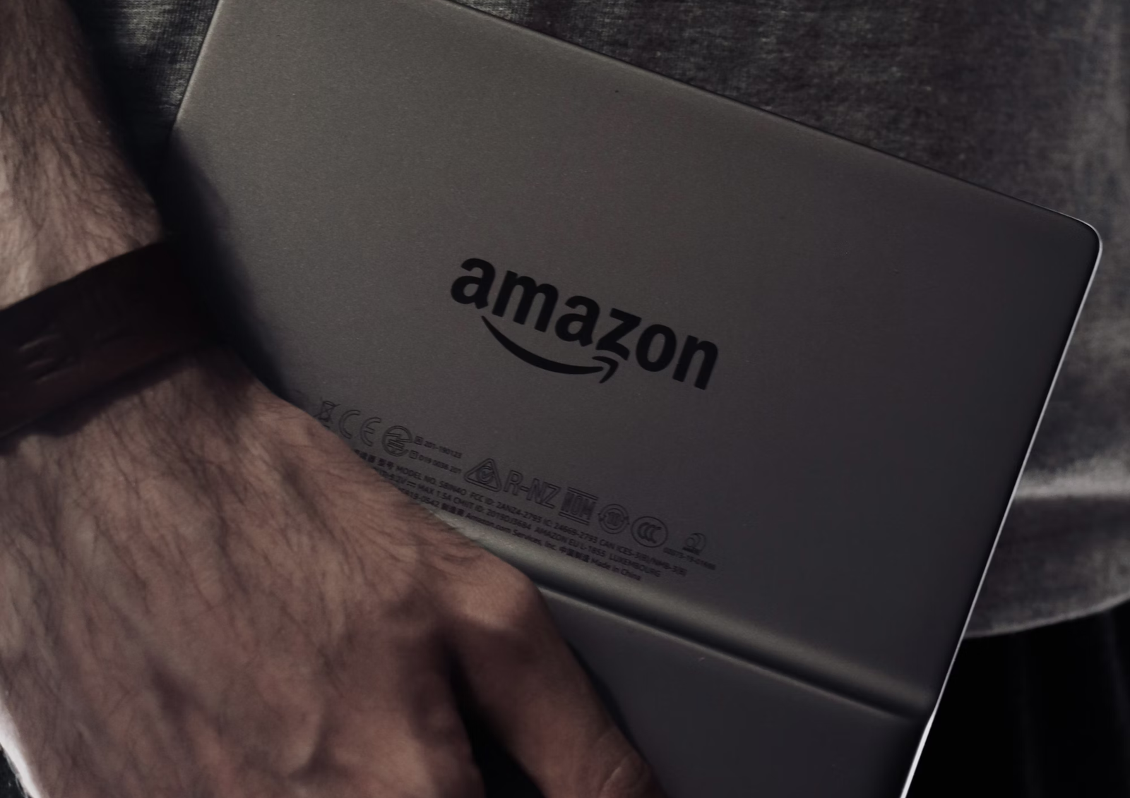 Imagem de um tablet com o simbolo da Amazon.